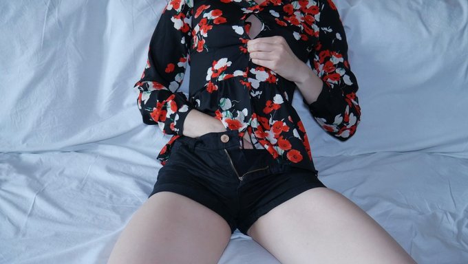 Teenager-Stiefschwester Teilt Ihr Erstes Orgasmus-Erlebnis Mit Einem Vibrator