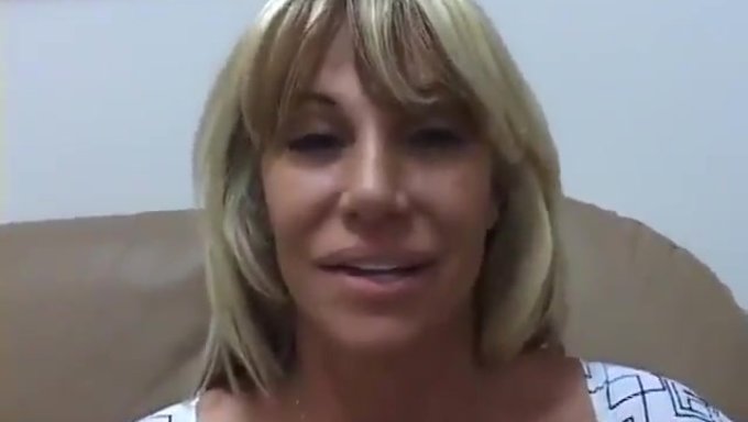 Eine Vollbusige Milf Spielt Mit Sich Selbst In Netzstrümpfen