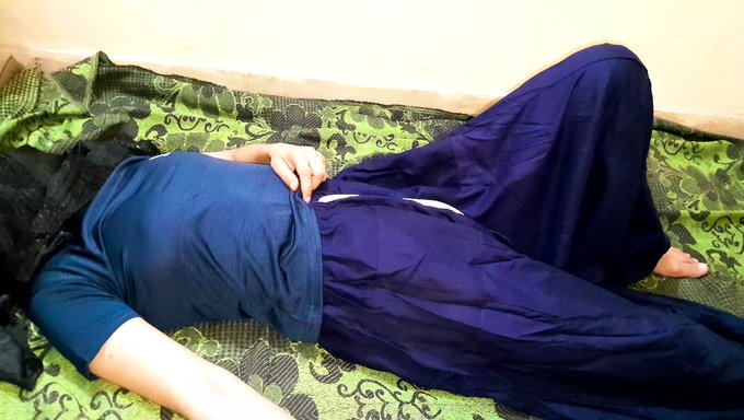 Indischer Teen Nimmt Es Beim Hardcore Von Hinten Mit Zwei Schwänzen Auf