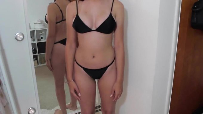 Amateur-Bikini-Model Strippt Für Die Kamera