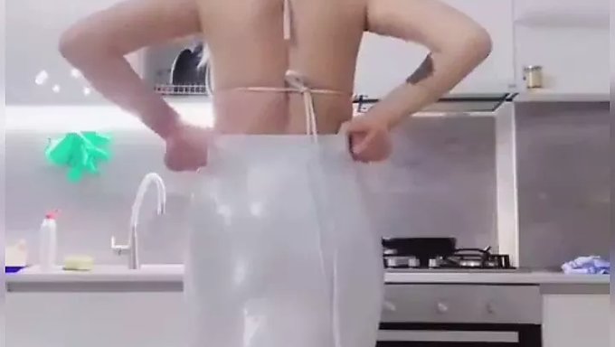 Bdsm-Arzt Gibt Sich Footjob Und Ball-Busting Hin