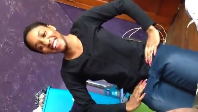 Afrikanisches Babe Hat Angst, Oralsex Mit Einem Amerikanischen Typen Zu Haben