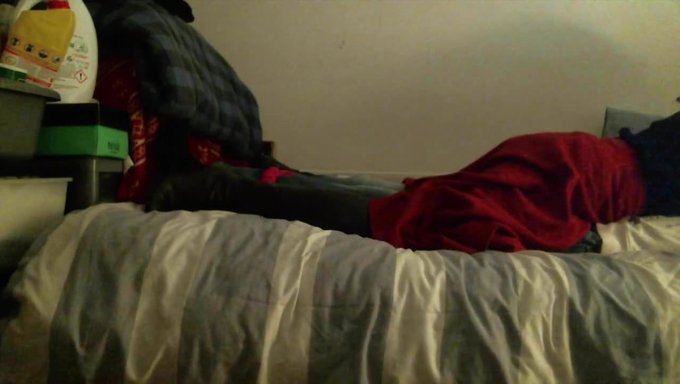 Herrin In High Heels Und Lederstiefeln Macht Es Sich Auf Dem Bett