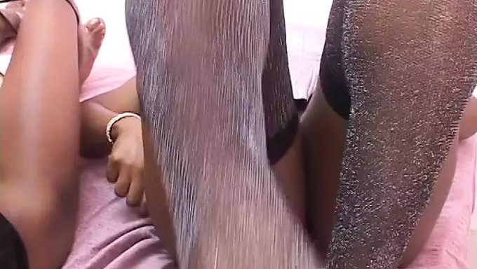 Zwei Farbige Weiber Beglücken Sich Im Bett Mit Dessous Und Strap-On