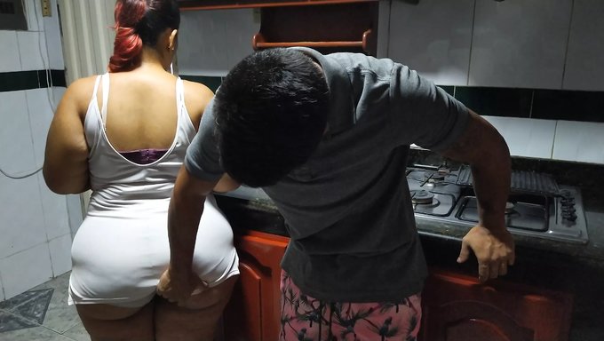 Eine Heiße Kolumbianische Teenagerin Gibt Einen Tiefen Und Befriedigenden Blowjob In Der Küche