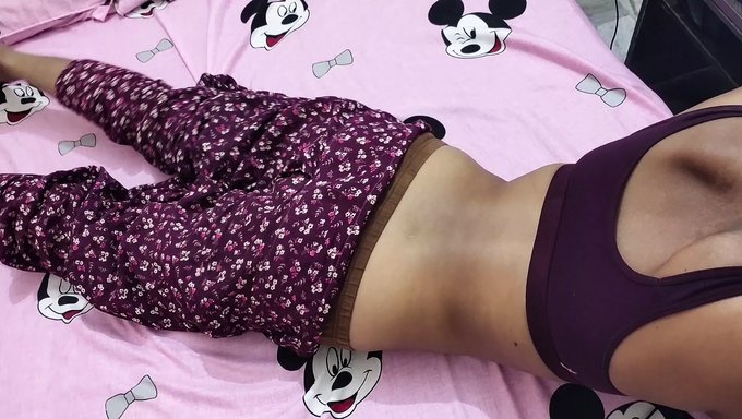 Teenager-Studentin Wird In Einem Wohnheimzimmer In Ihre Haarige Muschi Gefickt