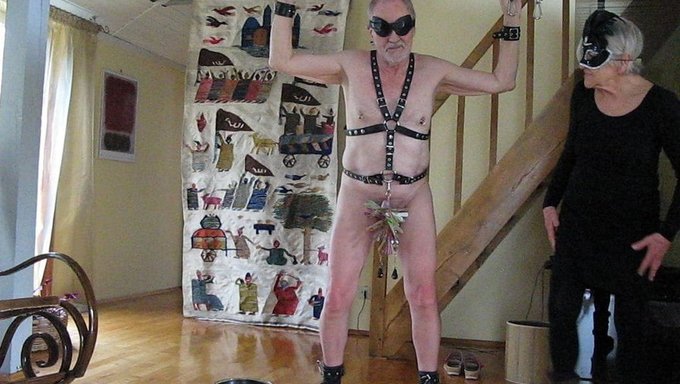 Deutsche Amateurin Des Bdsm Hauses Wird Bekleidet Und Ausgepeitscht