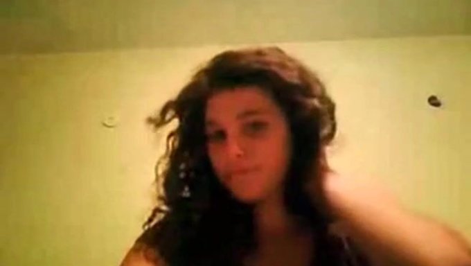 Süße Brünette Gibt Sich Vor Der Webcam Dem Solospiel Hin