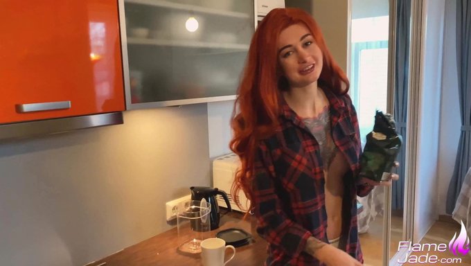 Sinnliche Rothaarige Gibt Ihrem Stiefbruder Einen Blowjob Mit Seinem Großen Schwanz