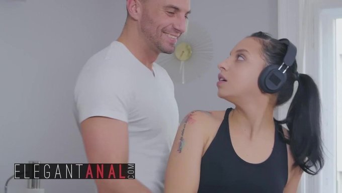 Stirling Cooper Und Mathilde Ramos Bei Sinnlicher Morgendlicher Analbegegnung