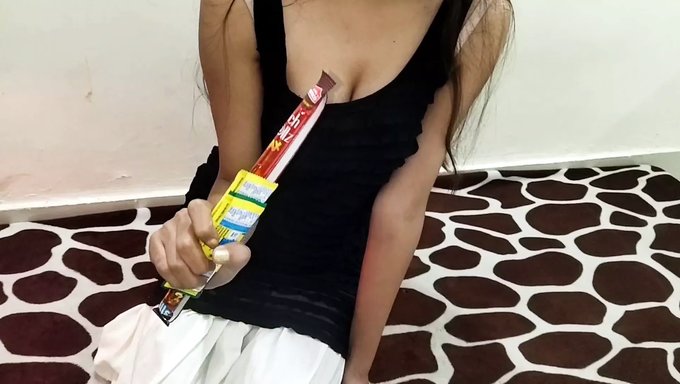 Eine Indische Schulmädchen Aus Schokolade Gibt Ihrem Ersten Onkel Einen Blowjob Mit Nahaufnahme-Hindi-Audio