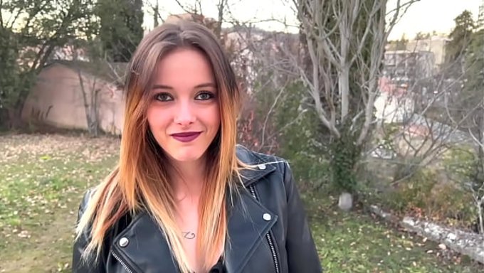 Skyla Bekommt Drei Schwänze Als Sexgeschenk.