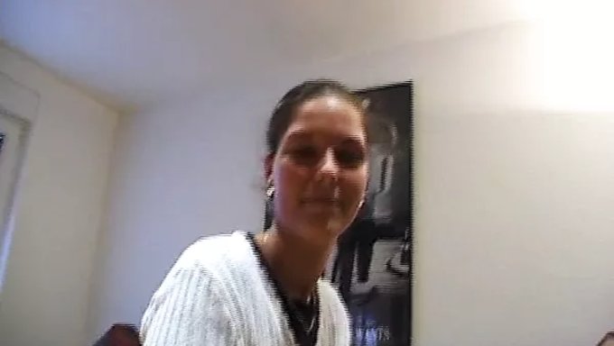 Europäische Schönheit Erreicht Einen Orgasmus, Während Sie Sich Selbst Verwöhnt