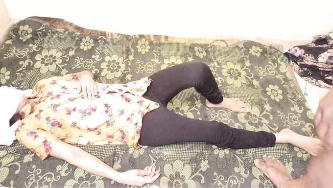 College-Co-Ed Wird In Einem Wohnheimzimmer In Ihre Muschi Und Ihren Arsch Gefickt