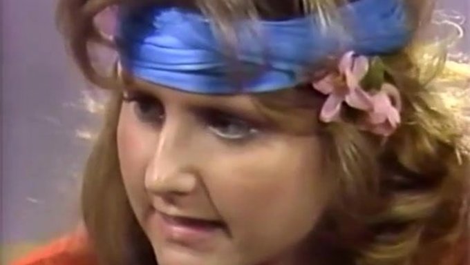 Eine Heiße Chick Reitet Einen Schwanz In Vintage-Marabou-Hausschuhen