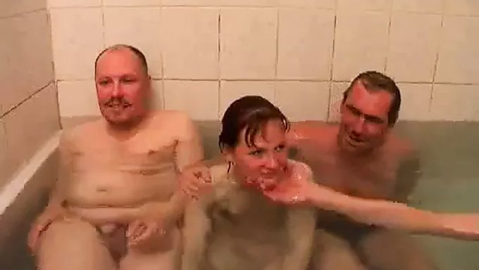 Atemberaubendes Luder Wird In Der Badewanne Gefickt