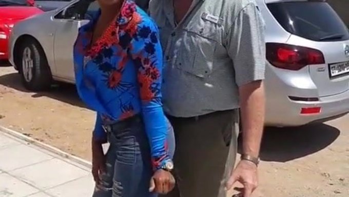 Stiefvater Und Farbiger Teen Haben Spaß In Kenia
