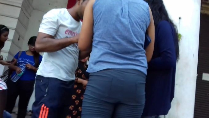 Indische Schönheit Zeigt Ihren Kurvigen Hintern In Engen Jeans
