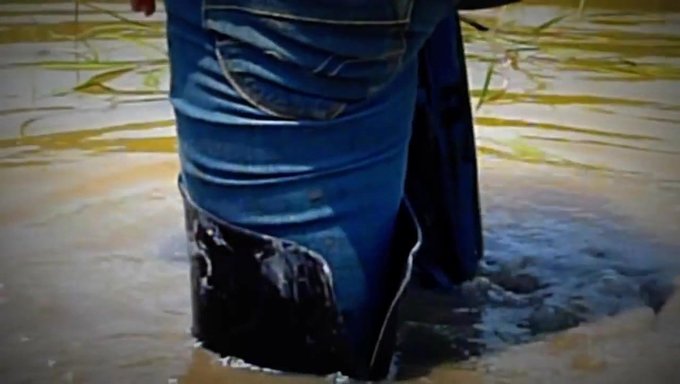 Verführerische, Schlammbedeckte Stiefel Für Ein Sinnliches Visuelles Erlebnis!