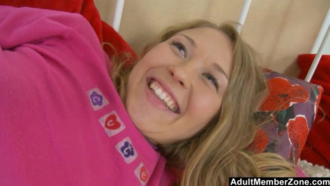Dünnes Girl Barbamiska Gibt Sich Dem Solospiel Mit Dildo Hin