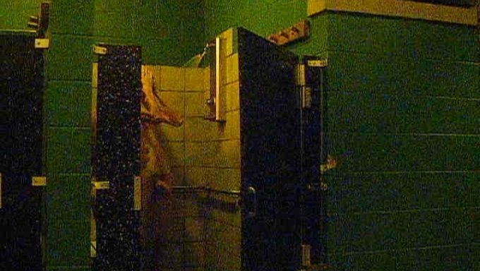 Shemale-Ehefrau Genießt Bareback-Sex Mit Ihrem Ehemann Unter Der Dusche