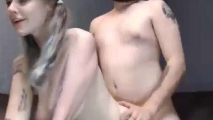 Amateur-Webcam-Session Endet Mit Einem Großen Cumshot