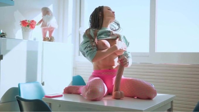 Große Natürliche Titten Hüpfen Mit Einem Massiven Dildo