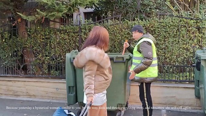 Obdachloser Typ Wird Von Einer Geilen Milf Ordentlich Durchgenommen.