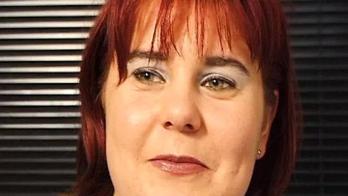 Reife Rothaarige Fingert In Heißem Video Eine Banane