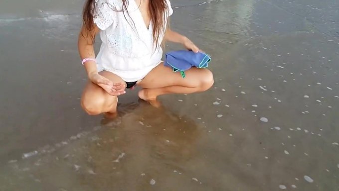 Solo-Mädchen Zeigt Ihren Buttplug Und Ihren Rock Vor Der Webcam